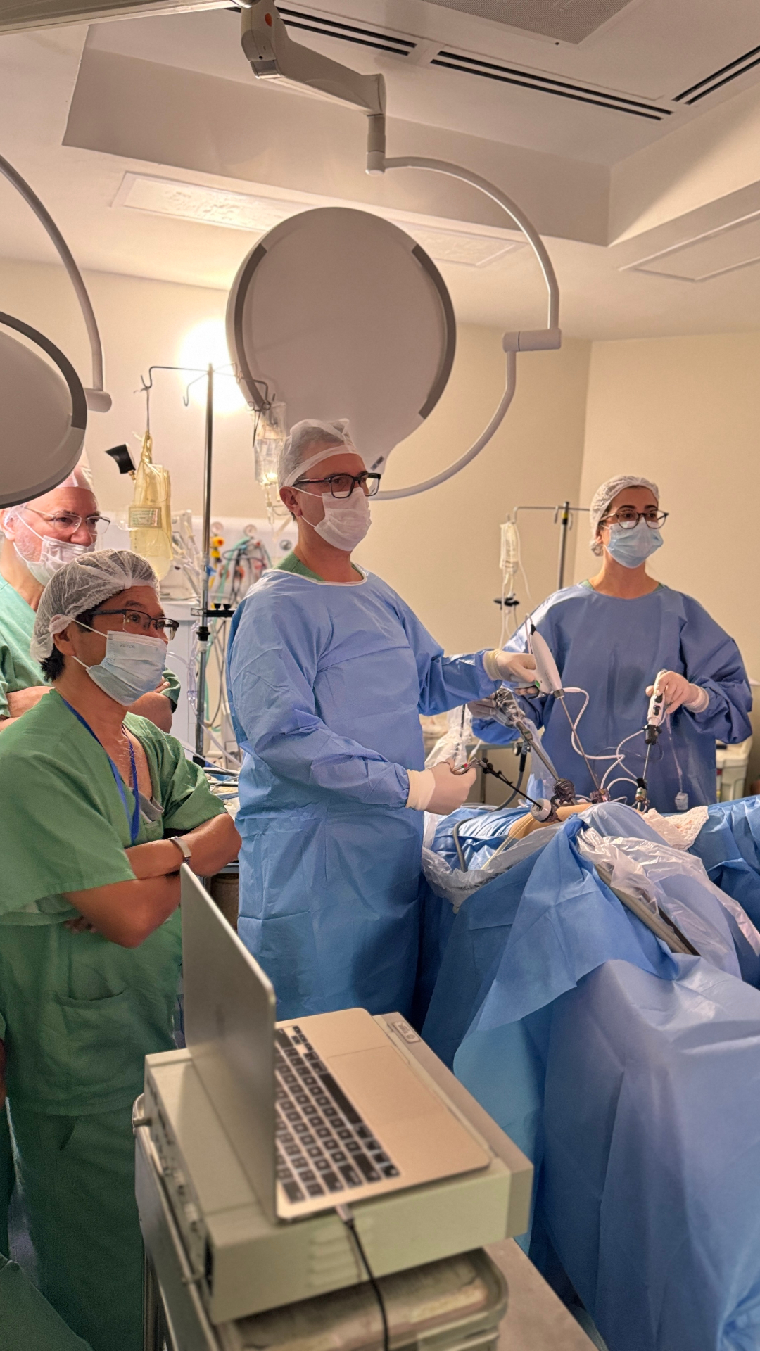 Equipe cirúrgica em procedimento minimamente invasivo