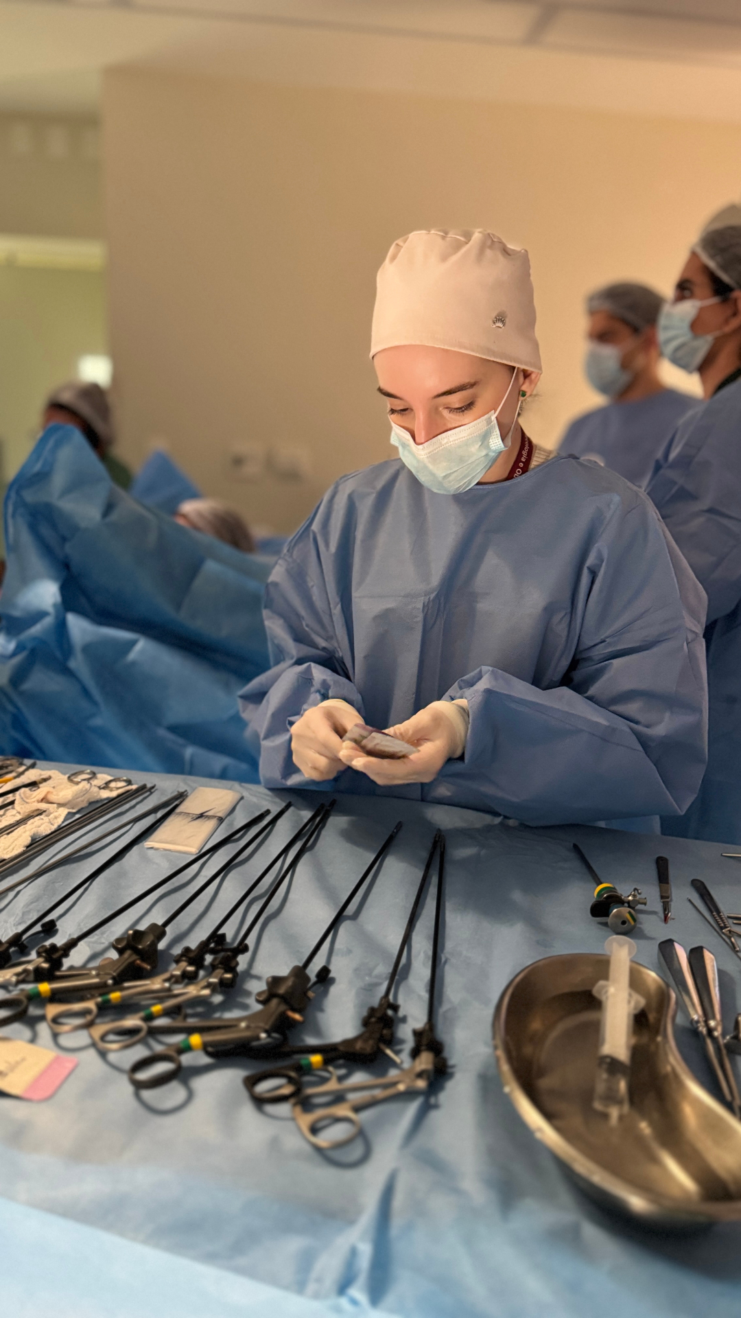 Instrumentadora organizando instrumentais de videoendoscopia